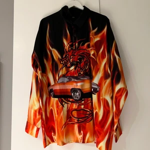 Jaded London Skjorta - Ascool skjorta från jaded london. Oversized, passar tillexempel perfekt uppknäppt över ett linne eller bara matchat med ett par baggy svarta byxor 😻 Säljer då den inte riktigt passa min stil längre. Bra skick! 