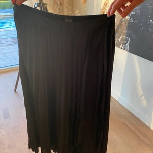 Långkjol - KÖP 3 BETALA FÖR 2 PÅ ALLT  Svart långkjol från Gina tricot.