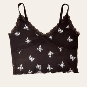 linne med spets från h&m 🕷 - linne med spets från h&m 🕷 - storlek s, använd några få gånger så fortfarande i bra skick !! priset går att diskutera, så kom med förslag 😇 flera intresserade -> budgivning