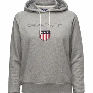 Grå Gant hoodie i storlek M. Fortfarande fräsch och fin i tryck och tröja, en liten skada på vänster armbåge men inget som syns tydligt. Nypris runt 1000kr säljer för 100kr+frakt pga skadan 