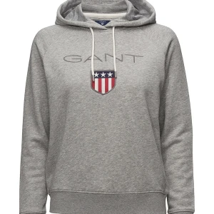 Gant Hoodie Grå Dam - Grå Gant hoodie i storlek M. Fortfarande fräsch och fin i tryck och tröja, en liten skada på vänster armbåge men inget som syns tydligt. Nypris runt 1000kr säljer för 100kr+frakt pga skadan 