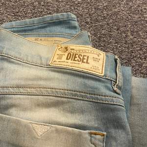 Lågmidjade jeans ifrån Diesel i bra skick stretchiga och använda en gång sitter riktigt fint på! 💗