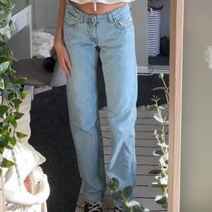 Säljer dessa arrow low jeans från weekday då dem tyvärr inte passar mig längre (bilden är gammal). Jag står inte för fraktkostnad och frakt är inte inräknat i priset