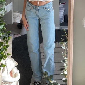 Weekday arrow low jeans - Säljer dessa arrow low jeans från weekday då dem tyvärr inte passar mig längre (bilden är gammal). Jag står inte för fraktkostnad och frakt är inte inräknat i priset