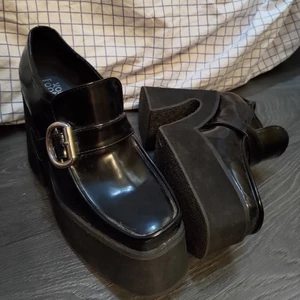 Platåskor  - Säljer mina platå klackar som tyvärr inte kommit till användning Köparen står för frakt ❤️