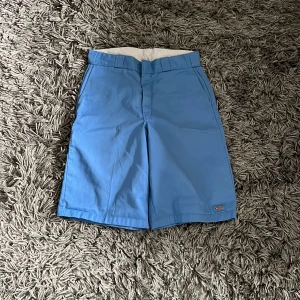 Blåa dickies shorts  - Cond 8-9/10