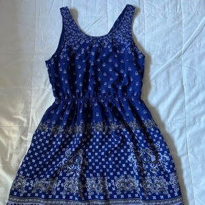 H&M Klänning - Blå klänning från H&M som är lite öppen i ryggen.