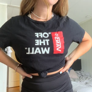 Vans t-shirt - T-shirt i 100% bomull - alltså supermjuk och skön! Använd till vardags eller som pyjamas, funkar till båda! Jag har haft den oversized med knut, men det är ju valfritt! Passar alla helt enkelt. Trycket fortfarande intakt.