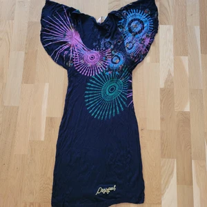Desigual - Tunika/klänning från Desigual i storlek XS. Den är i fint skick, kan fraktas men köparen står för frakten 💕