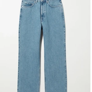 Weekday jeans💫🫶🏻 - Tyvärr måste jag sälja mina fina jeans från weekday då dem har blivit för stora. Super bra skick, Max använt dem 3 gånger⭐️😍💫super fin höst färg som passar till många tröjor!! Slut på hemsidan, nypris 500kr! Obs köparen står för frakten☺️☺️ 