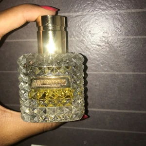 Valentino Donna Parfym - Valentino Donna parfym. Köptes för 715kr. Hälften är kvar. Finns i Stockholm.