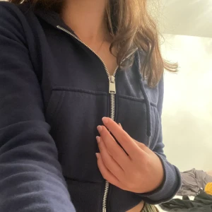 Zip upp hoodie - Kroppad zip hoodie från H&M, aldrig använt och i bra skick 🥰 jätte skön och varm, bra inför hösten. Stolek S