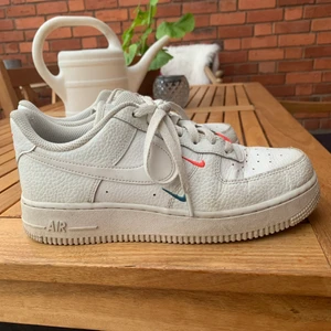 Air force 1 - Snygga air force 1 i storlek 39. Säljer då de inte kommer till användning längre. Prisets sänks vid snabb affär. Skriv privat för fler frågor❤️