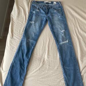 Säljer dessa trendiga lågmidjade jeans då dem är för små för mig💙 köparen står för frakt!!!