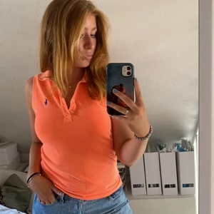 Orange Ralh Lauren topp  - Säljer denna neon orangea toppen från ralph lauren. Supersnygg, sitter bekvämt och man ser så brun ut i den. Säljer den då jag haft den ett tag. Köparen står för frakten🤍