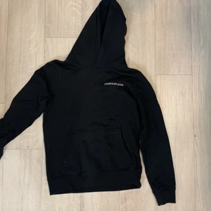 Calvin Klein hoodie  - Hoodie från Calvin Klein, det står att storleken är 14, jag skulle säga att den är en xs 