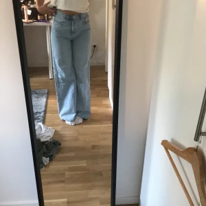 Monki jeans - Monki jeans i en vid modell Ace, formar kroppen väldigt fint💗Storlek w26 L32