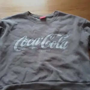 Detta är en tjock tröja som det står coca cola på, den är väldigt simpell men bekväm, fin och i väldigt bra skick:))