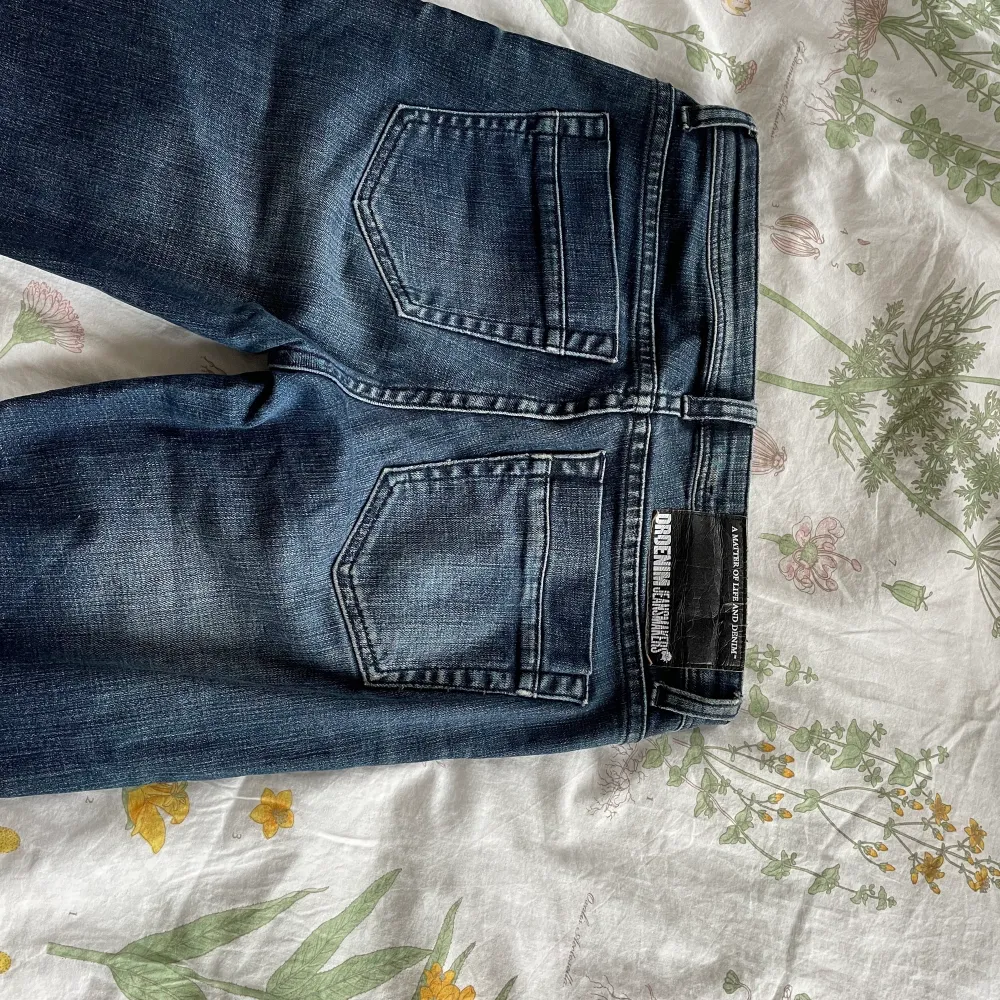 Mörkblåa, tvättade jeans från dr Denim. Lågmidjade, raka och rätt korta. Passar storlek S/XS.. Jeans & Byxor.