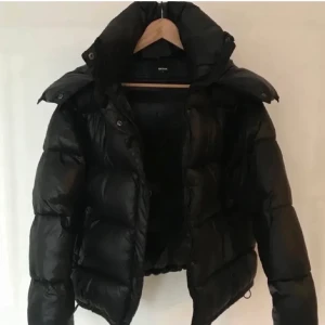 Svart bikbok jacka - Säljer min snygga och trendiga vinterjacka från bikbok. Köpte den här på plick helt oanvänd för bara nån vecka sen då den inte säljs längre. Köpte för 950kr. 💓