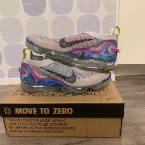 Nike vapormax  - Ett par fina och extremt bekväma skor som sitter perfekt på din fot, Skorna är använda 2 gånger och är då i iprincip nyskick (KVITTO FINNS MED) Ligger ute på flera olika sidor!!! Inköpta för 2400kr 