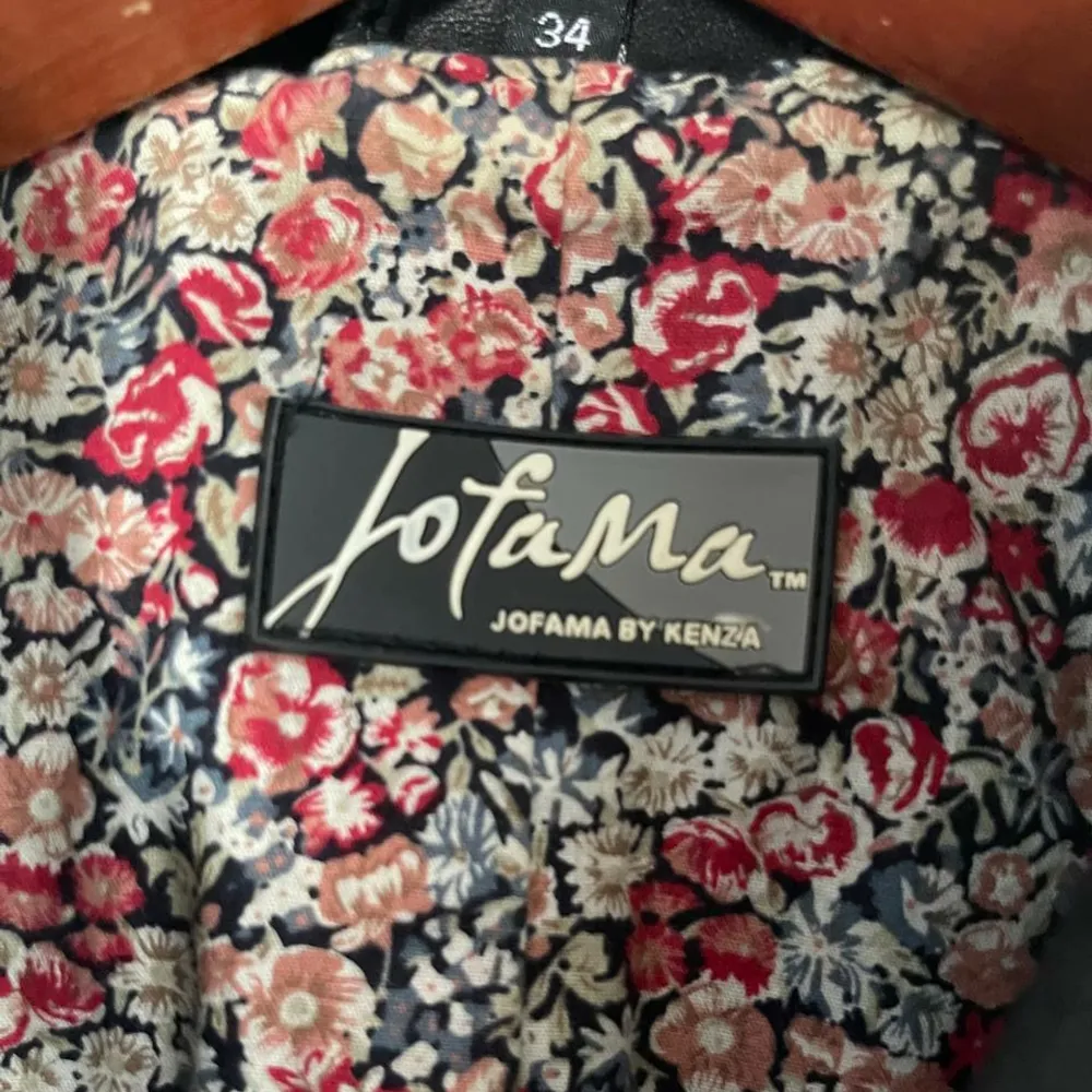 Säljer min supersnygga skinnjacka från Jofama By Kenza med vintage look 🖤 Flätade detaljer på axlarna och sned dragkedja. Sött med blommigt bomullsfoder 🌸 väldigt nyskick 🌼 nypris 3495 kr. Jackor.