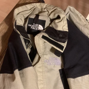 The North Face - The Nort Face jacka, jättesnygg! På en skala mellan 1-3 är jackan en 2a i tjockhet. Tål vatten och 100% vind! Perfekt skidjacka med en tjockströja under 