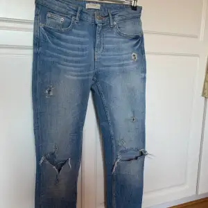 Ett par jeans från zara med slitningar. Byxorna är i storlek 34. Använda vid få tillfällen, i ett super bra skick💕