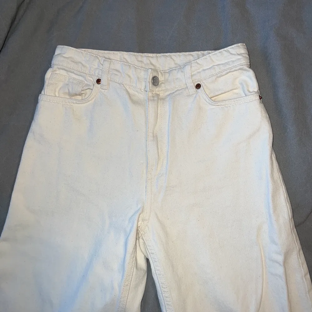 Vita/beiga jeans från Monki i modellen Yoko. Säljer pga att de har blivit för små. Skriv till mig privat om du är intresserad :). Jeans & Byxor.