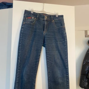 Mörk blå jeans  - Jeans köpt secondhand för ett halv år sen men kommer inte till användning, dom ser lite stora ut på bilden men passar xs-s skulle ja säga