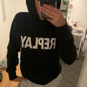 Replay hoodie - Jag säljer min svarta replay hoodie som är super snygg och jättemysig!💕den är super nu till vintern och är i jättebra skick💕kontakta mig vid fler frågor!