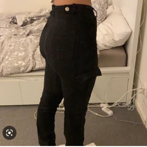 Cargobyxor storlek s - Har använd den tre gånger och är i helt nytt sikt. Jag har ganska många cargobyxor nu i andra färger därför vill bli av med svart