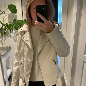 Beige skinnjacka från Missguided - Rensar höst garderoben på lite jackor. Jag är 172 centimer och bär vanligtvis storlek S! Hör av dig om du har några frågor! 🪩💕❤️