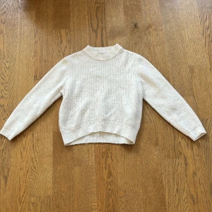 Fin vit stickad tröja - Vit stickad tröja inte använd mer än 5 gånger Passar för 11 år st 152 100kr ink frakt