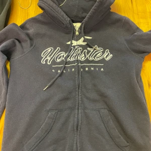 Kofta - Hollister kofta, köpt för 500kr säljer för 150kr. Priset går att diskutera. Passar xs och s. Bra skick, en liten fläck vid luvan. 💕