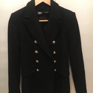 Svart jacka med guldiga knappar  - Jättesnygg jacka i svart. Så stilren och passar till allt.