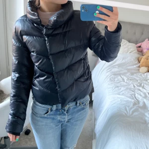 Vinterjacka!! - Säljer denna dunjacka från Svea superfint skick knappt använd!!! Säljer för att den är i storlek Xs och därmed lite liten för mig som brukar ha M i jackor💗 Skulle säga att den passar Xs men även S