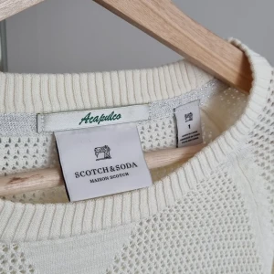 Scotch and soda stickad tröja - Ganska genomskinlig (jättefin med typ bikini under!) Stickad tröja från scotch and soda i strl 1 (xs-s). Superfint skick, knappt använd!