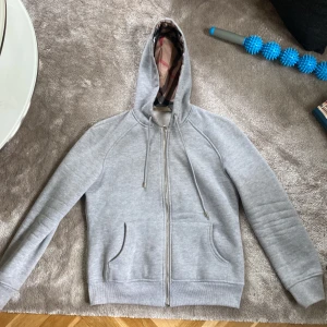 Burberry Hoodie - Säljer denna fina Burberry hoodien för att den var för liten för mig. Nyskick. Står L men skulle säga att den passar mer som en xs eller 170 öppen för byten