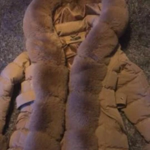 Päls jacka - Säljer denna fina vinter pälsjackan/äkta päls Jackan är i storlek S 