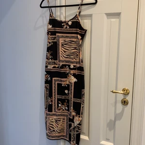 Klänning storlek 36 - Oanvänd klänning storlek 36 Fin att ha en stickad tröja över på hösten 