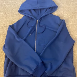 Blå kofta - Super fin men för stor för mig. Storleken är xs men den sitter som s.🫶🏼 Jag har använt den 1 gång.💗 