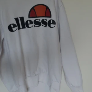 Fin ellesse tjröja t storlek s - Inga fläckar eller skador. Tvättar innan skickar😊