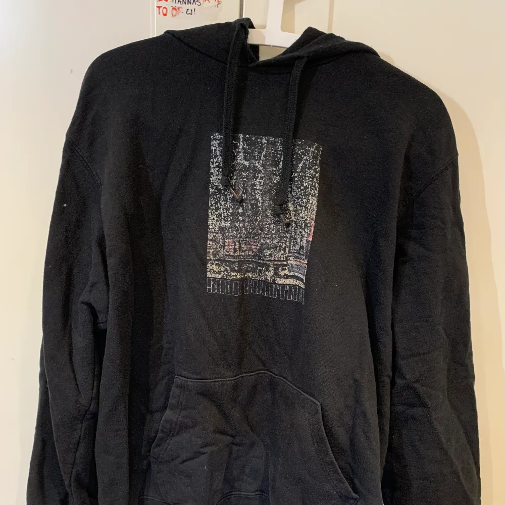 Fett hoodie från sour. Tyvärr har den några år på nacken och trycket har börjat försvinna:( den har en skön relaxed fit och sitter väldigt bra. Hoodies.