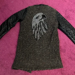 Coolaste barnjackan!  - En mycket älskad jacka med ”skinn” på ärmar och tryck på ryggen! Säljer med sorg att den blivit för liten. Ca storlek 134