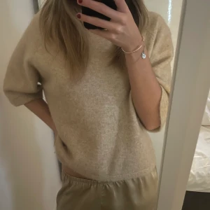 Stickad tshirt - En av de populära stickade tshirtarna från &otherstories, i färgen ”care label” tror jag. Den mellersta beiga tröjan iaf😝😝