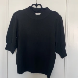 stickad t-shirt  - så så fin aldrig använd lapp finns kvar!! 