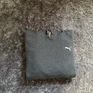 Puma Hoodie - Väldigt fin och simpel puma hoodie. Storlek XXL I använt skick För mer frågor så kontakta!