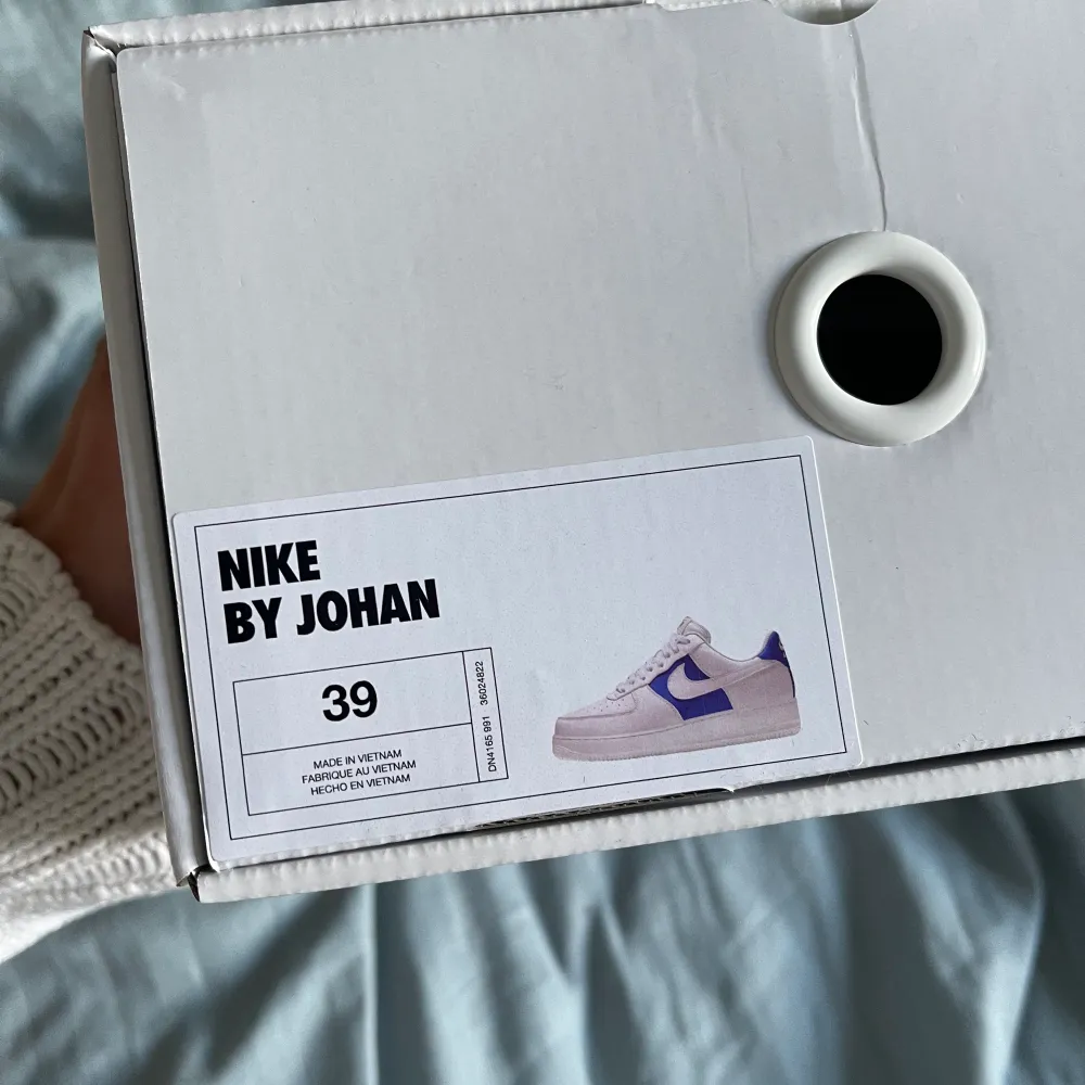 Nike skor i storlek 39. Passar killar samt tjejer! . Skor.