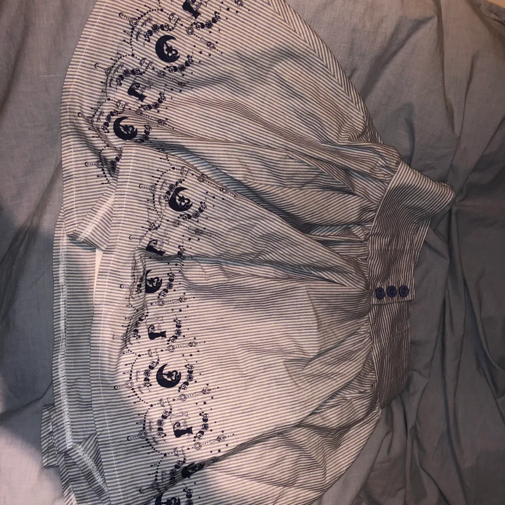 Äkta sailor moon kjol från Japan köpt för 700, säljer för den inte passar. Kjolar.